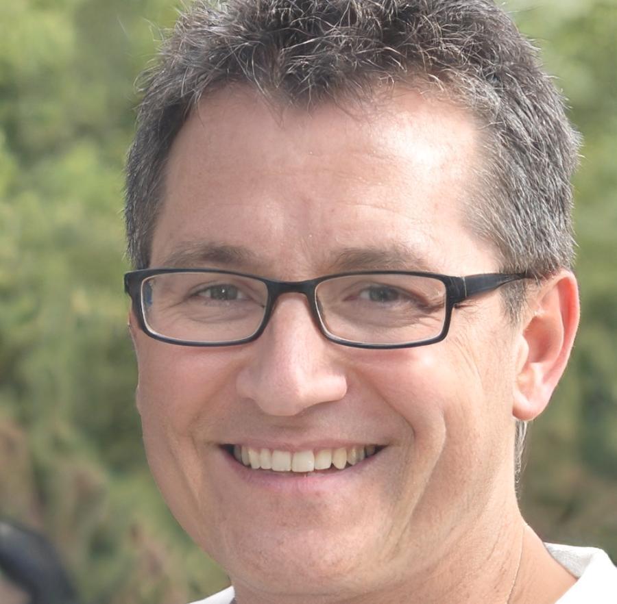 Dr. Andreas Müller - Finanzexperte für Investmentstrategien